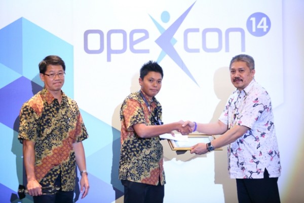 Foto: Bukit Makmur Mandiri Utama saat menerima penghargaan Gold Achievement kategori mining&energy pada Opexcon&Award 2014